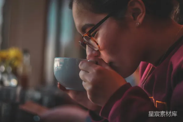 高清摄影 女士手持陶瓷 mug