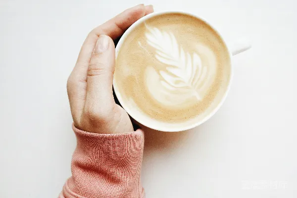 高清摄影 持白 mug 的人