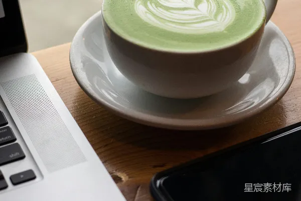 高清摄影 白色陶瓷茶杯置于白色托盘之上