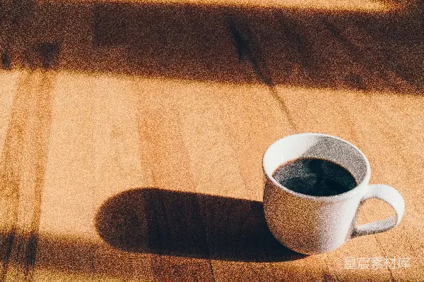 高清摄影 白陶瓷茶杯置于棕色木制表面之上