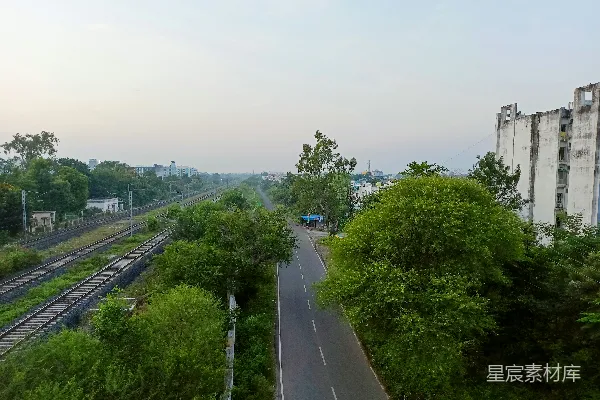 从高处看的一条铁路轨道的景象
