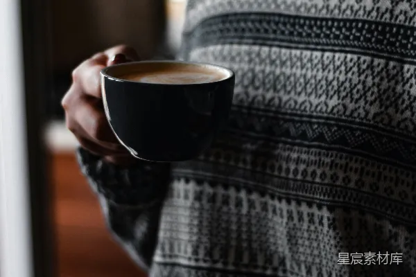 高清摄影 灰 sweater 穿着的女人手持黑色陶瓷 mug