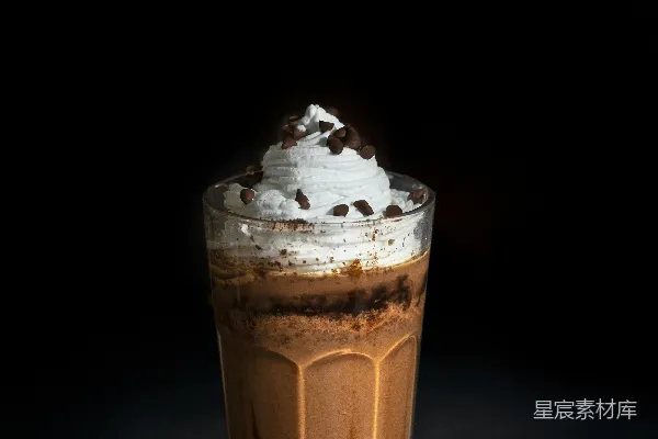 高清摄影 棕色和白色的冰激凌装在透明玻璃杯中