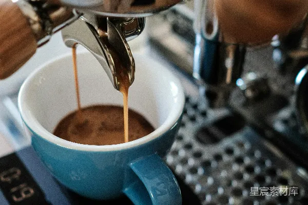 高清摄影 蓝色陶瓷咖啡杯放在银色咖啡机上