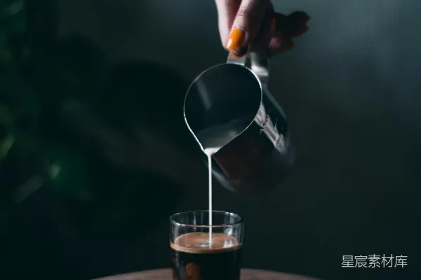 高清摄影 人往透明的饮水杯里倒水
