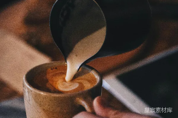 高清摄影 人们将棕色液体倒入棕色茶杯中。
