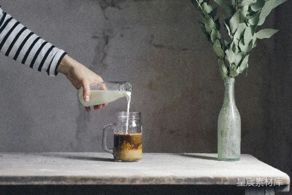 高清摄影 服务员正在给玻璃杯倒牛奶