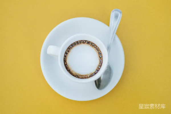 高清摄影 白色茶杯配以茶匙放在茶托上