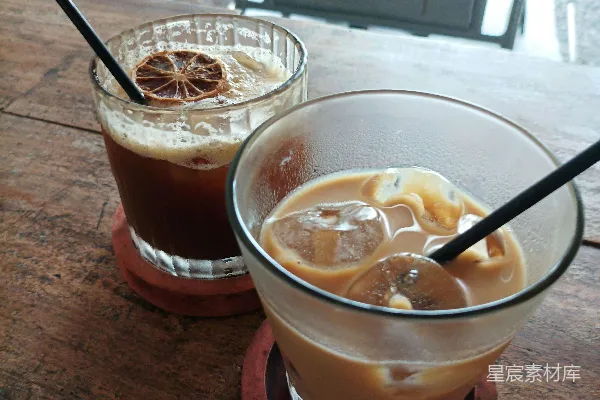 高清摄影 几杯酒放在一张木桌上方