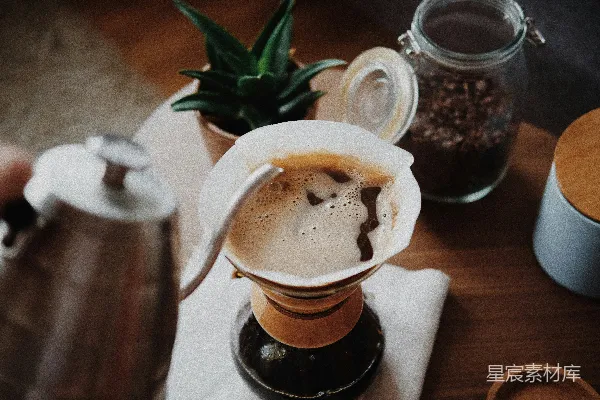 高清摄影 人往杯中倒咖啡