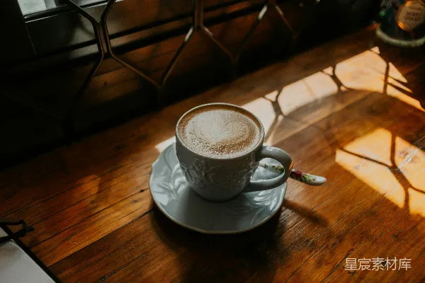 高清摄影 桌子上放着一个木质桌子上的咖啡杯。
