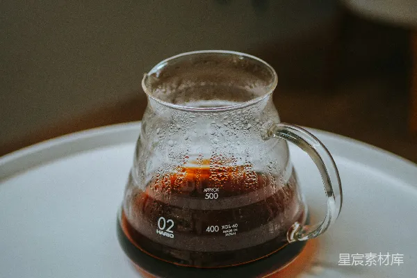 高清摄影 白色陶瓷水槽中的透明玻璃杯