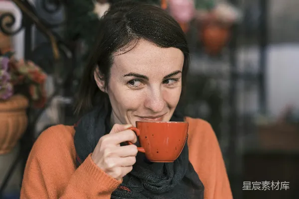 高清摄影 一个女人拿着一杯咖啡并微笑