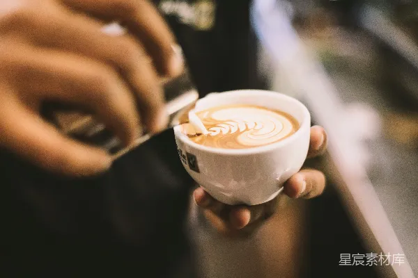 高清摄影 白瓷咖啡杯，配有 latte 艺术