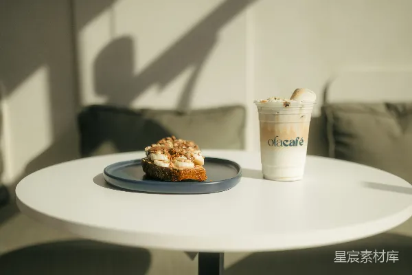 高清摄影 一盘食物放在白色桌子上方