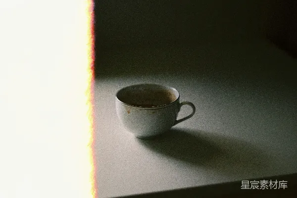 高清摄影 白色陶瓷茶杯置于白色桌面上