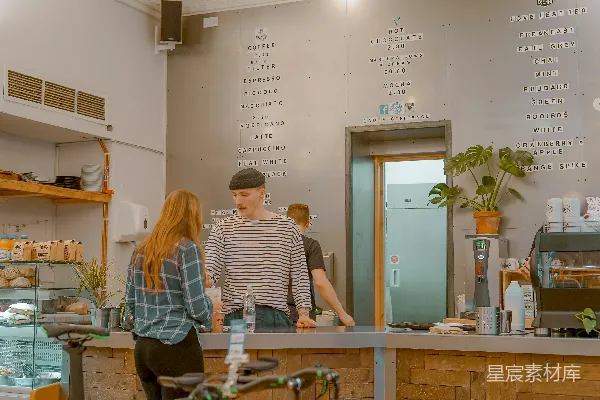 高清摄影 男人和女人在商店里灰色桌面前交谈。