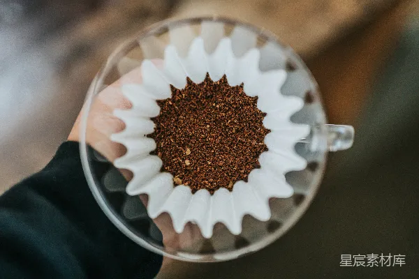 高清摄影 手持透明玻璃马克杯的人