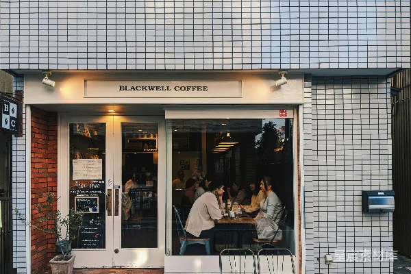 高清摄影 一群人在一家咖啡店外面的桌子旁坐着