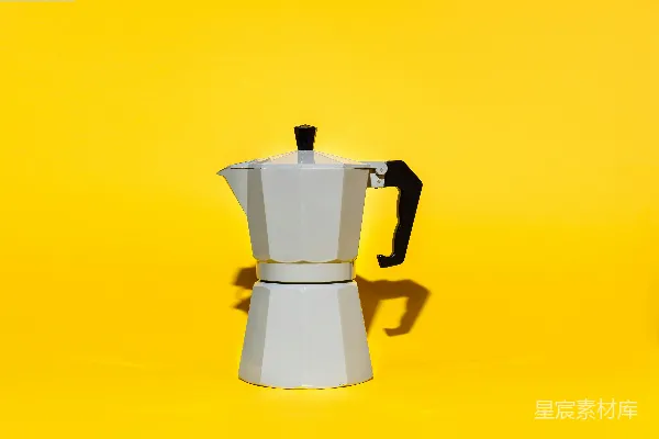 高清摄影 一个煎炒炉上的咖啡 maker 置于黄色背景上