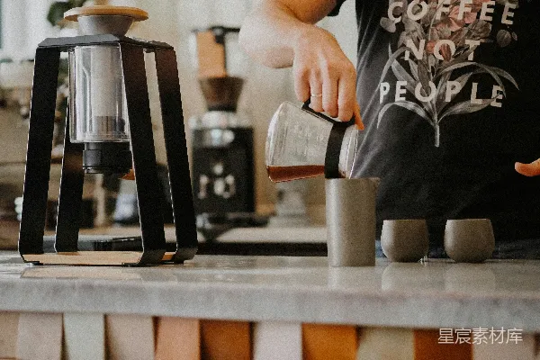 高清摄影 人正在将咖啡倒在咖啡杯中