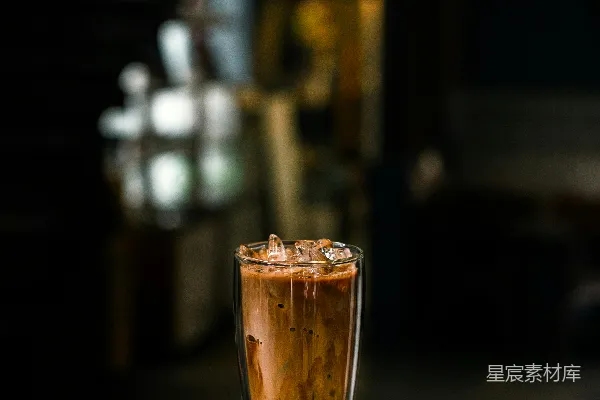 高清摄影 一杯液体放在桌面上