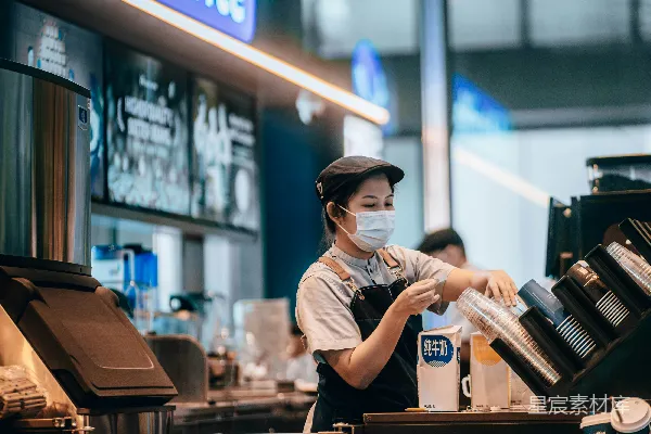 高清摄影 咖啡店中一位女士戴着口罩