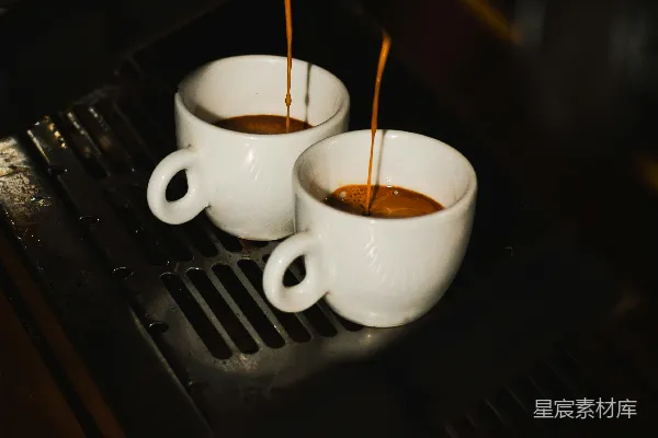 高清摄影 两只装有液体的白杯放在炉子上