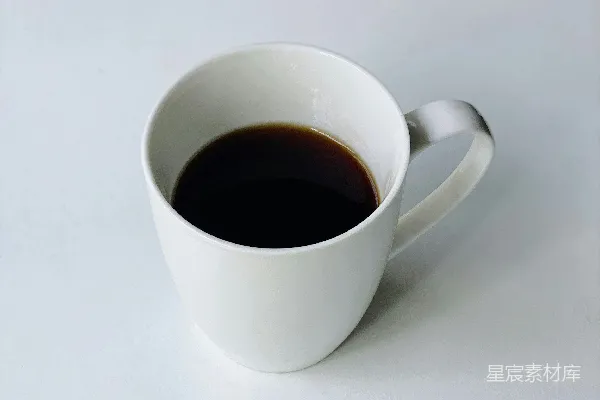 高清摄影 白瓷 mug 中装有黑液