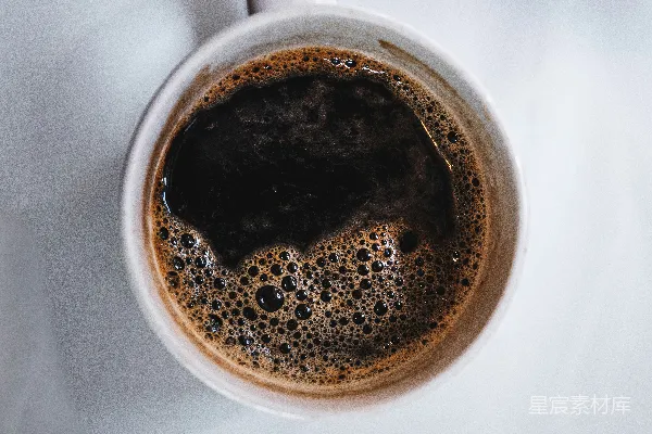 高清摄影 棕色液体装在白色陶瓷杯中