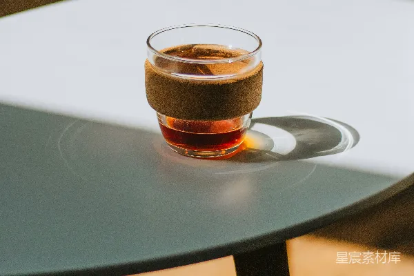 高清摄影 白色陶瓷圆盘上清空一个透明的玻璃杯