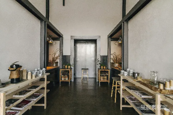 高清摄影 棕色木制架子置于棕色混凝土地面之上