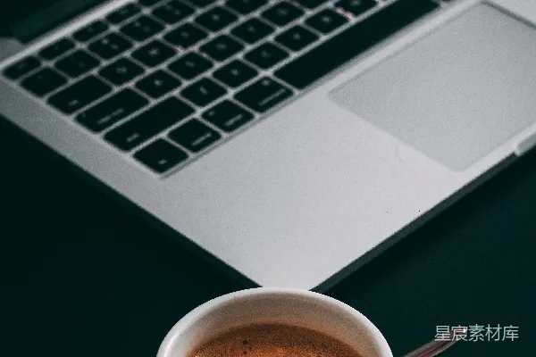 高清摄影 MacBook Pro near white teacup
