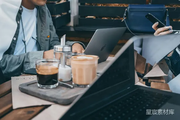 高清摄影 使用 MacBook 的人