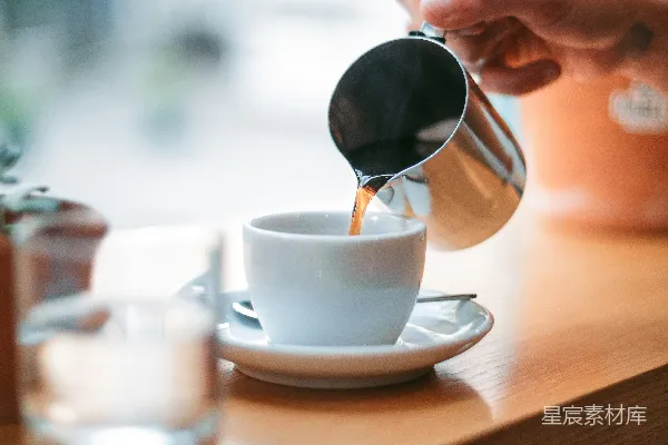 高清摄影 人将茶倒入白色的茶杯中