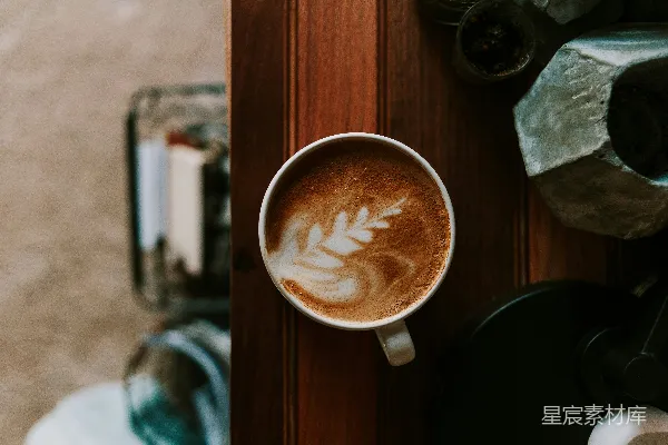 高清摄影 桌子上一杯咖啡，旁边是一个搅拌机。