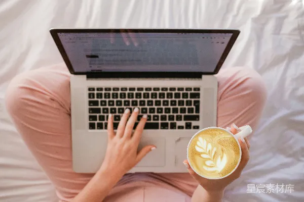 高清摄影 使用MacBook Pro的人手中拿着卡布奇诺