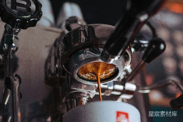 高清摄影 白色陶瓷茶杯置于灰色不锈钢咖啡机制冷器上