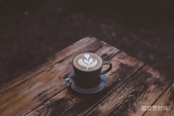高清摄影 黑色陶瓷茶杯放在桌面上，上面有拿铁咖啡。