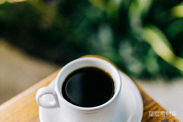 高清摄影 桌上一个木质桌子上面放着一杯咖啡。