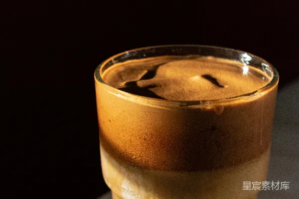 高清摄影 清空一个装有棕色液体的酒杯