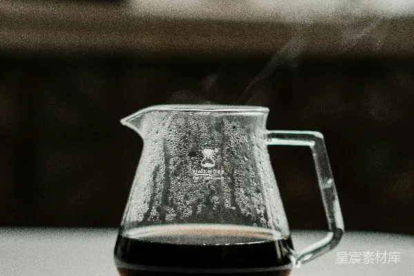 高清摄影 棕色木桌上的透明玻璃 pitcher