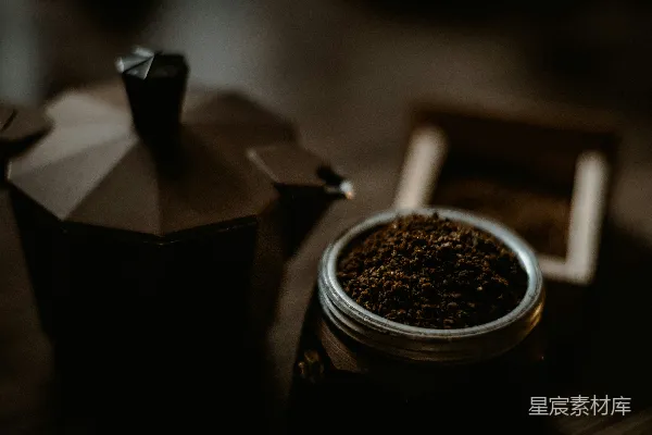高清摄影 黑色咖啡豆在黑色和银色的咖啡机中