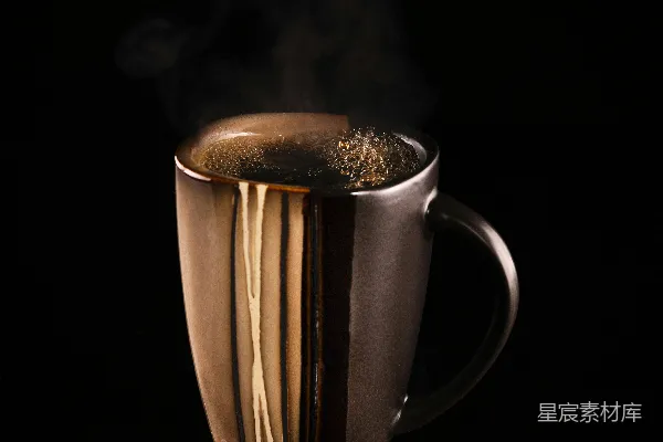 高清摄影 棕色和黑色陶瓷茶杯放在黑白桌布上