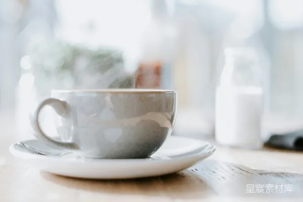 高清摄影 白瓷茶杯置于圆形白托盘上