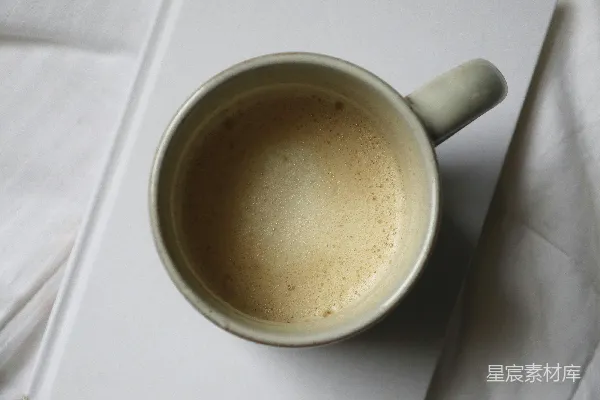 高清摄影 白色陶瓷 mug 放在白色纺织品上