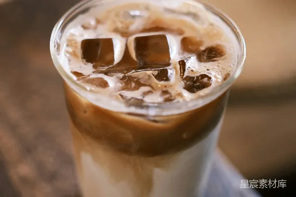 高清摄影 木桌上的冰咖啡一杯