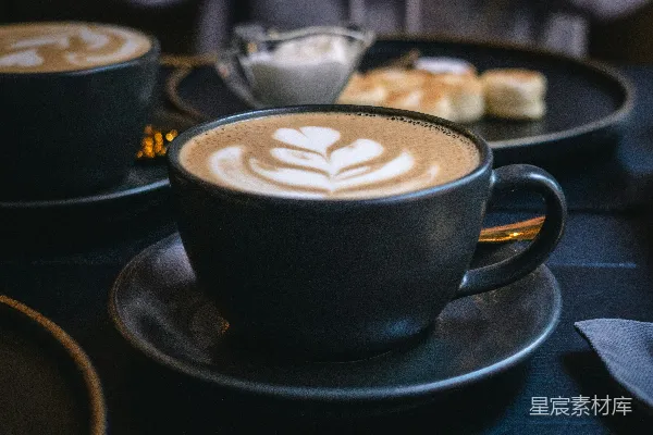 高清摄影 桌子上一个托盘上有一杯咖啡。