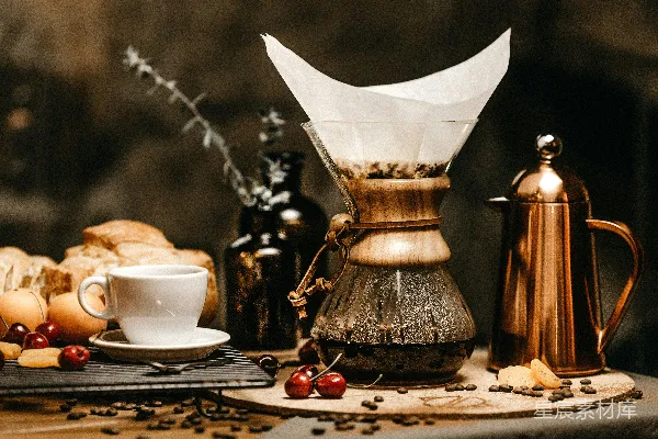 高清摄影 白色陶瓷茶杯旁边放着面包和咖啡壶