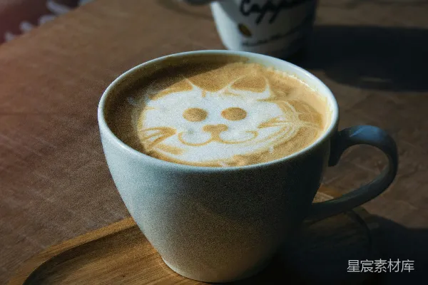 高清摄影 桌子上一个杯子放在一个托盘上。